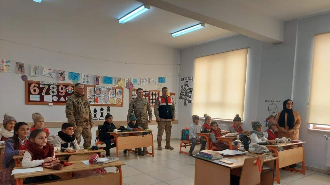 Aşkale İlçe Jandarma Komutanlığı Tarafından Okulumuz Öğrencilerine Atkı, Bere ve Eldiven Hediye Edildi
